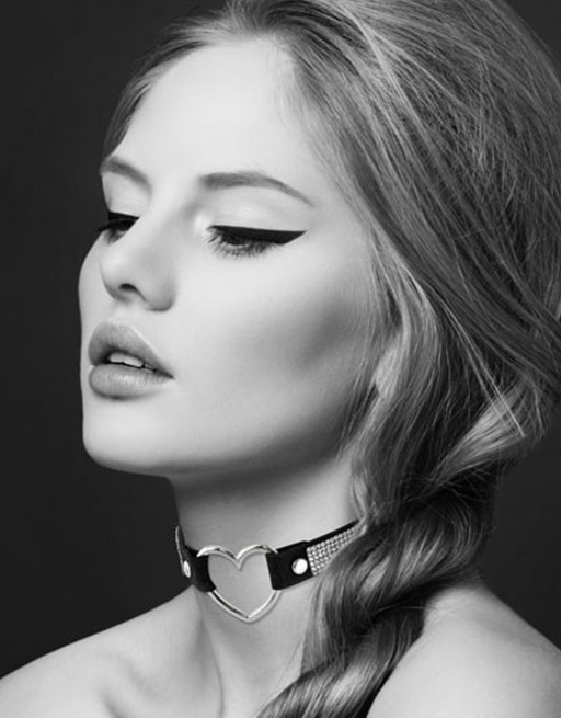 Collier en cuir noir SM avec bande de strass et coeur métal argenté - CC6060050010 Collier en cuir noir SM avec bande de strass et coeur métal argenté - CC6060050010